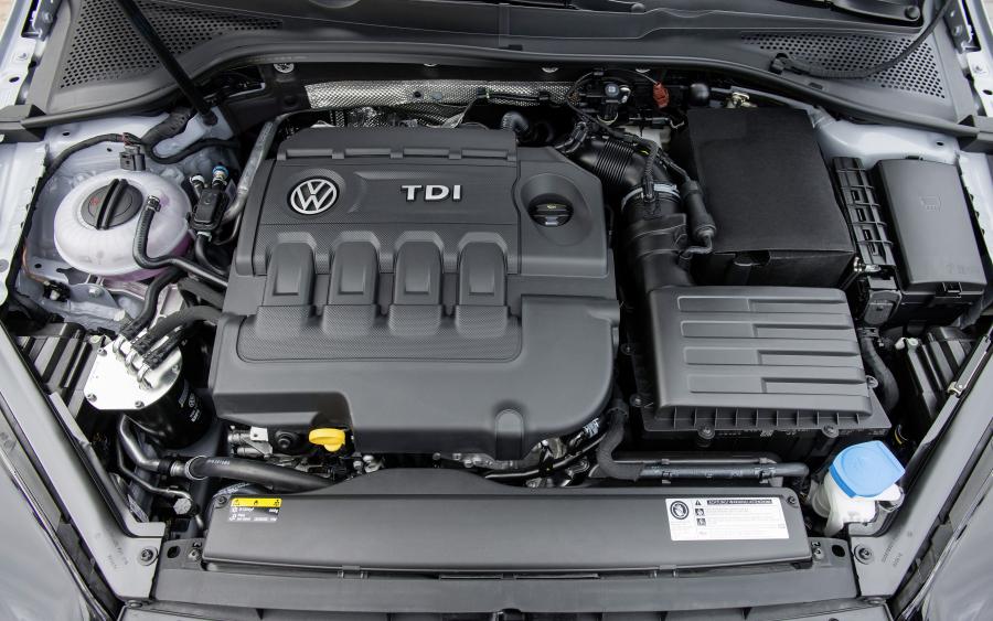 Моторный отсек Volkswagen Golf TDI Variant 2017 года  (WW) (фото 9 из 31)